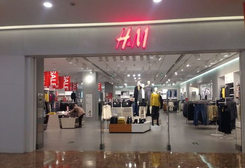 記者探訪H&M店，店門口三個(gè)女孩對(duì)“中國風(fēng)”服裝反應(yīng)各異